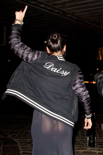 Белое на черном - Дэйзи Лоу возле ресторана Gilgamesh