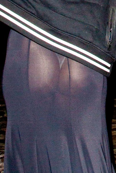 Белое на черном - Дэйзи Лоу возле ресторана Gilgamesh