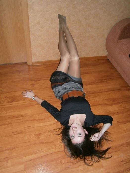 Девушки фотографируются в уютной домашней обстановке