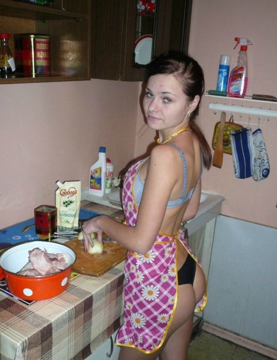 Девушки фотографируются в уютной домашней обстановке