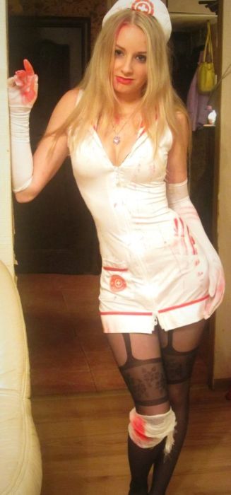 Девушки фотографируются в уютной домашней обстановке