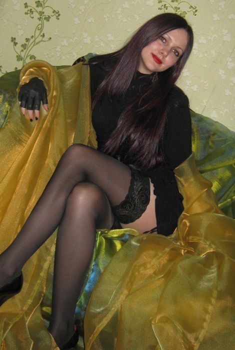 Девушки фотографируются в уютной домашней обстановке