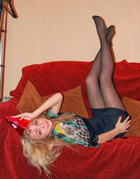 Девушки фотографируются в уютной домашней обстановке