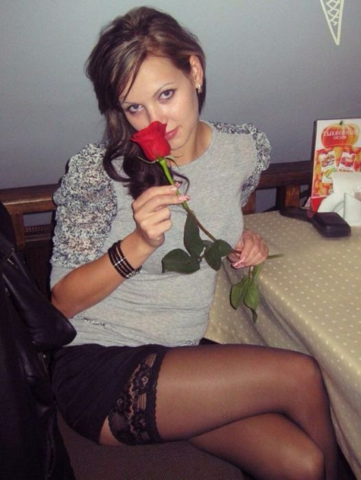 Девушки фотографируются в уютной домашней обстановке