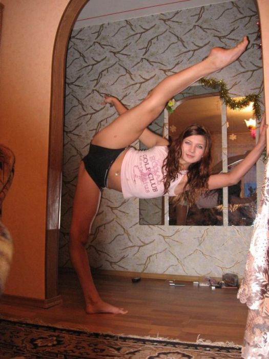 Девушки фотографируются в уютной домашней обстановке