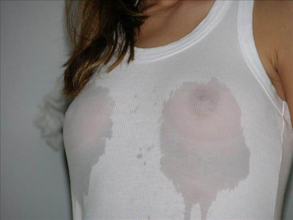 Девушки в просвечивающихся нарядах