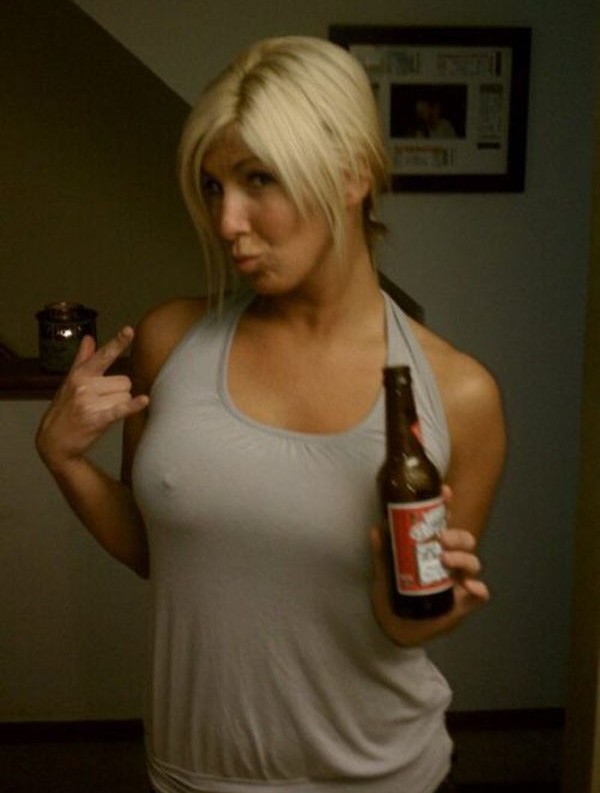 Девушки в просвечивающихся нарядах