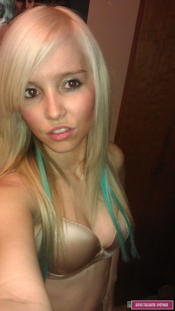 Домашние фото одной блондинки
