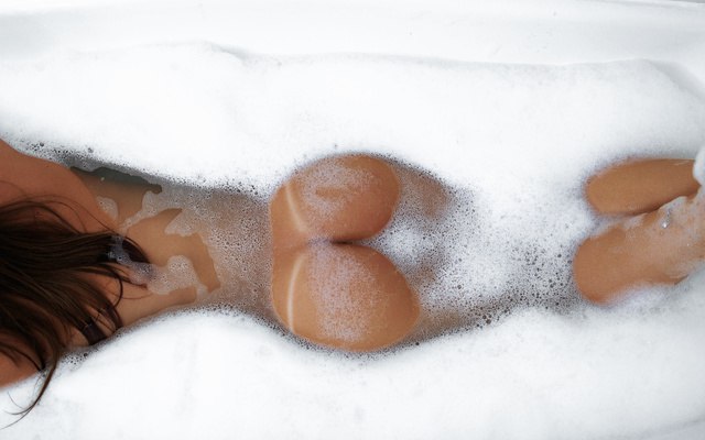 Горячие дамочки на экране моника