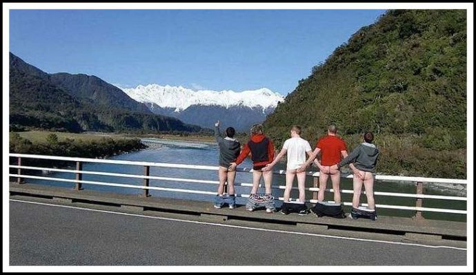 Голые геи на мосту