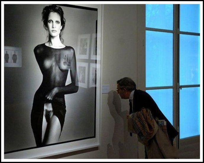 Голые геи на мосту