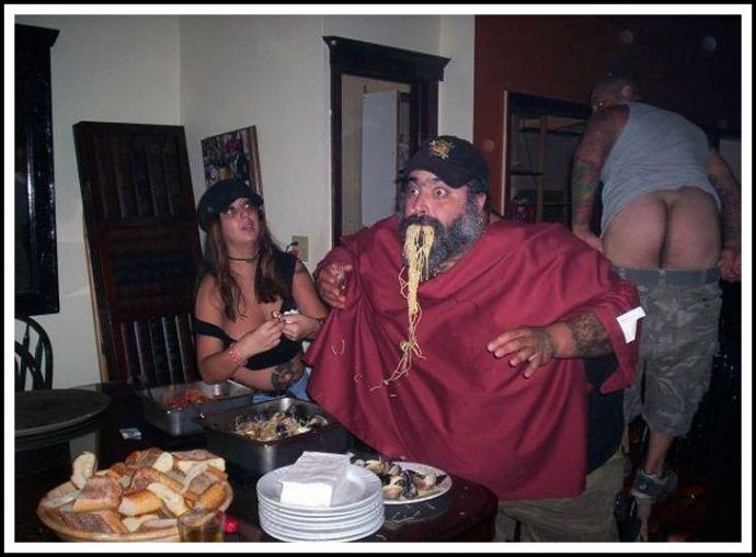 Укусила за сосок мужика