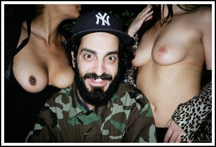 Укусила за сосок мужика