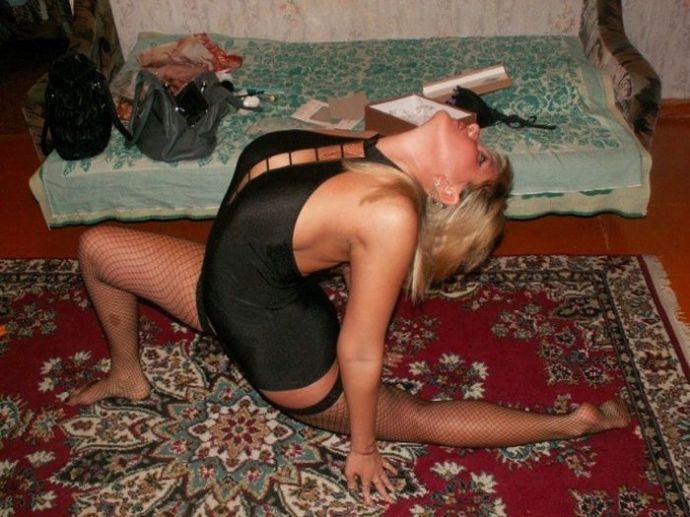 Девушки фотографируются в уютной домашней обстановке