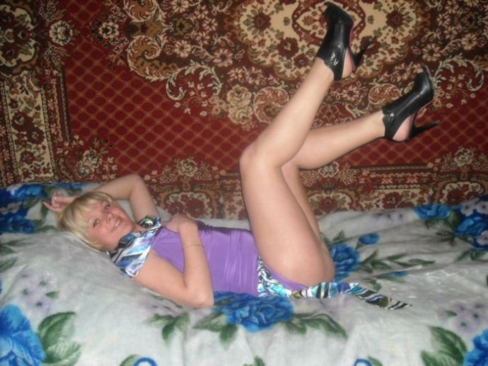 Девушки фотографируются в уютной домашней обстановке