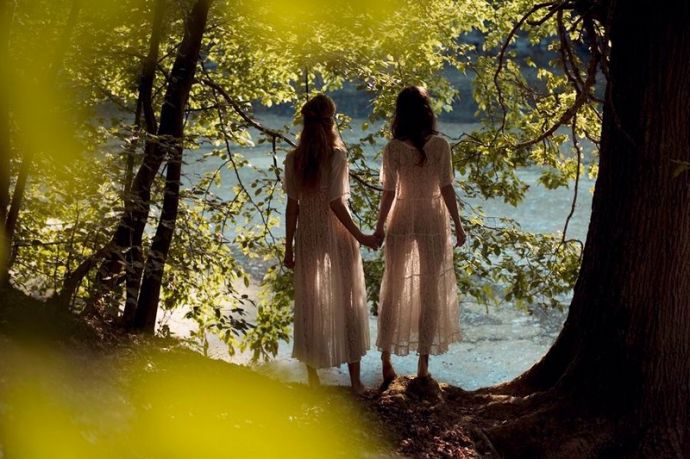 Девушки в просвечивающихся нарядах