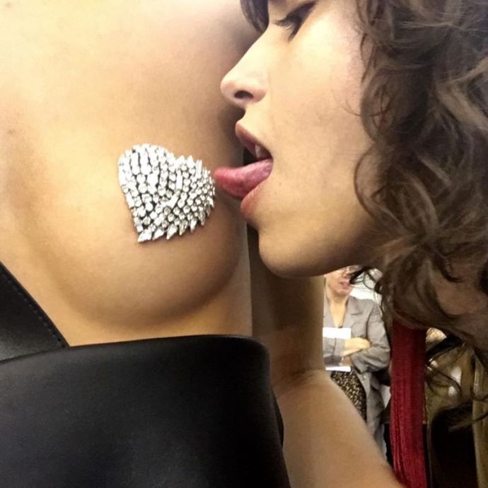 Тренд блестящих сосков