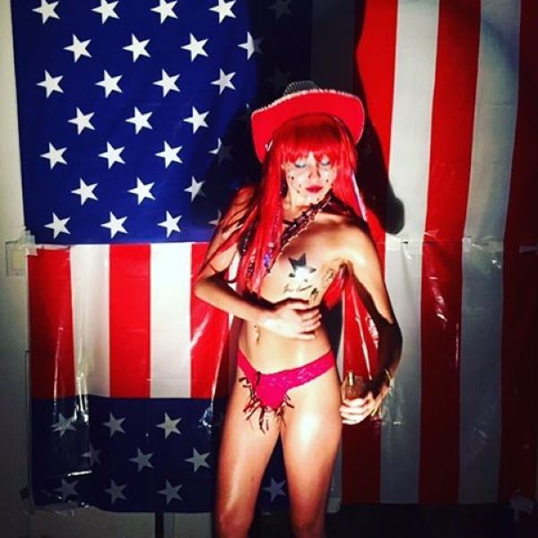 Тренд блестящих сосков Тренд блестящих сосков