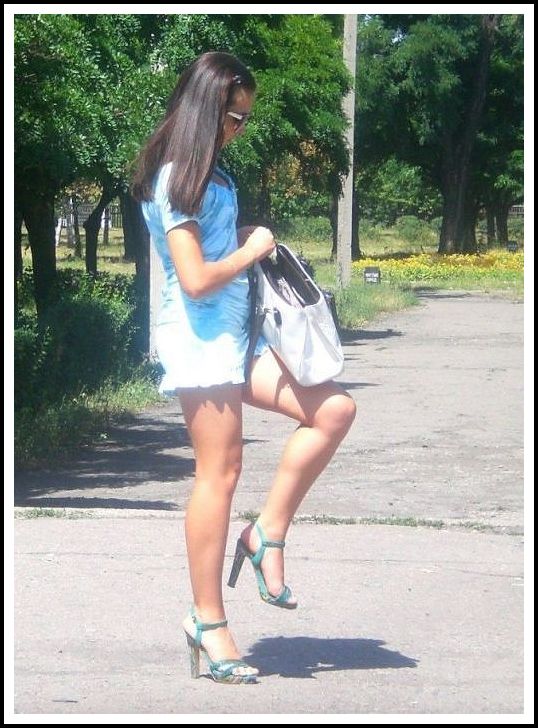 Сочные малышки в юбках