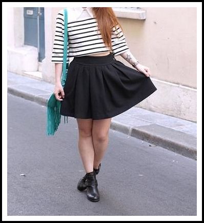 Девушки в юбке с красивыми ногами