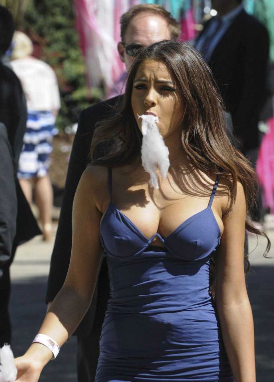 Девушка со сладкой ватой во рту