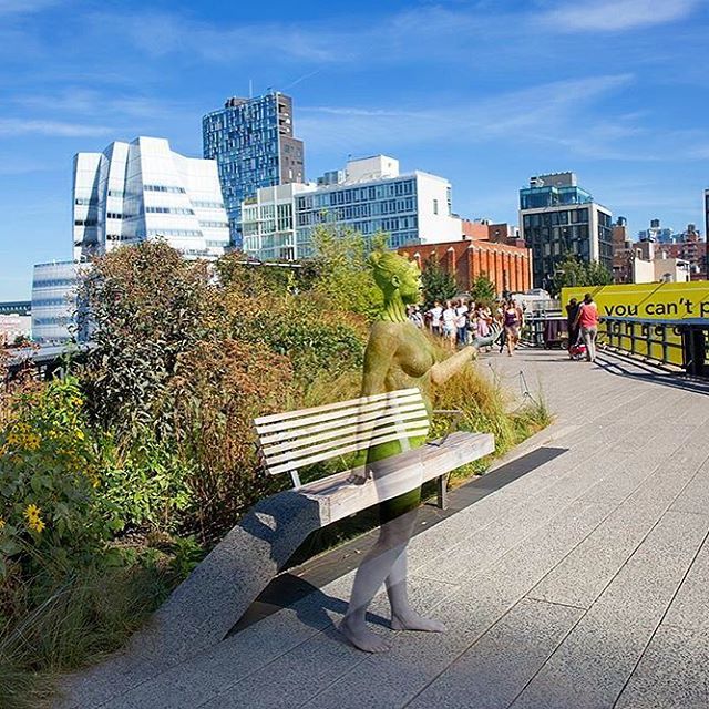 Обнаженные женщины, растворенные в окружении с помощью боди-арта Обнаженные женщины, растворенные в окружении с помощью боди-арта