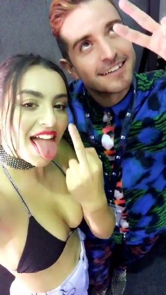 Похвасталась сиськами - Чарли Экс-си-экс