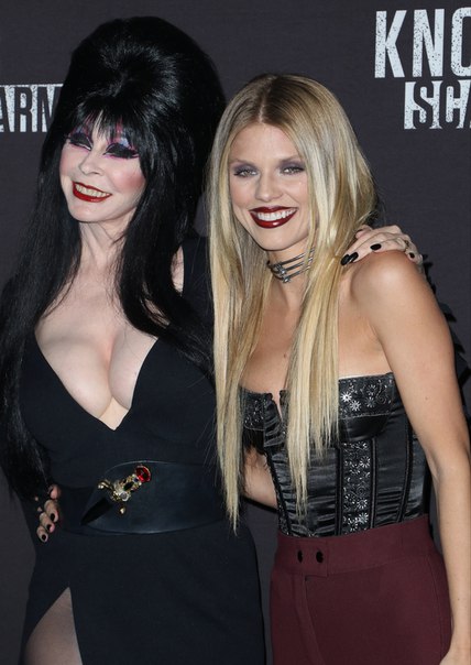 Постаревшая Эльвира - Кассандра Петерсон на черной дорожке