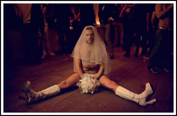 Девушка голышом в туалет (порно приколы)