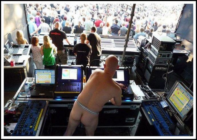 Девушка голышом в туалет (порно приколы)