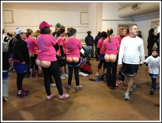 Девушка голышом в туалет (порно приколы)