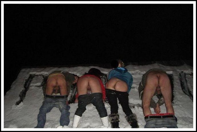 Девушка голышом в туалет (порно приколы)