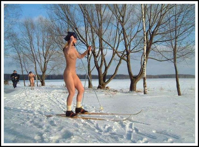 Девушка голышом в туалет (порно приколы)