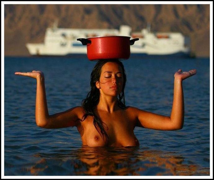 Девушка голышом в туалет (порно приколы)