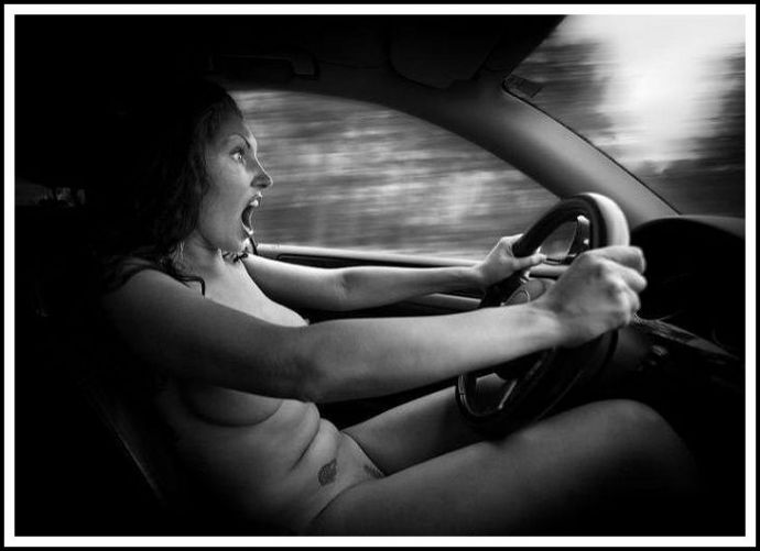 Девушка голышом в туалет (порно приколы)