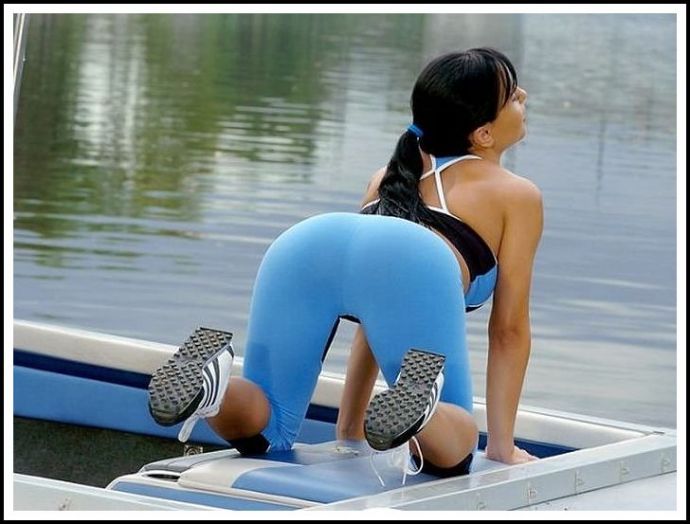 Упругие ягодицы в трико в обтяжку