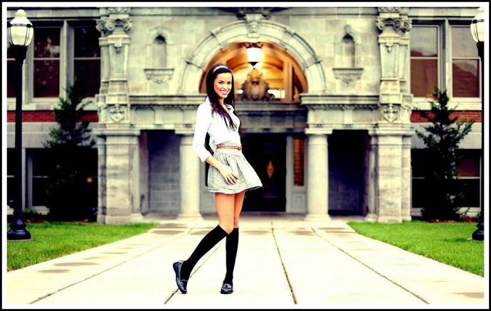 Девушки в юбке с красивыми ногами