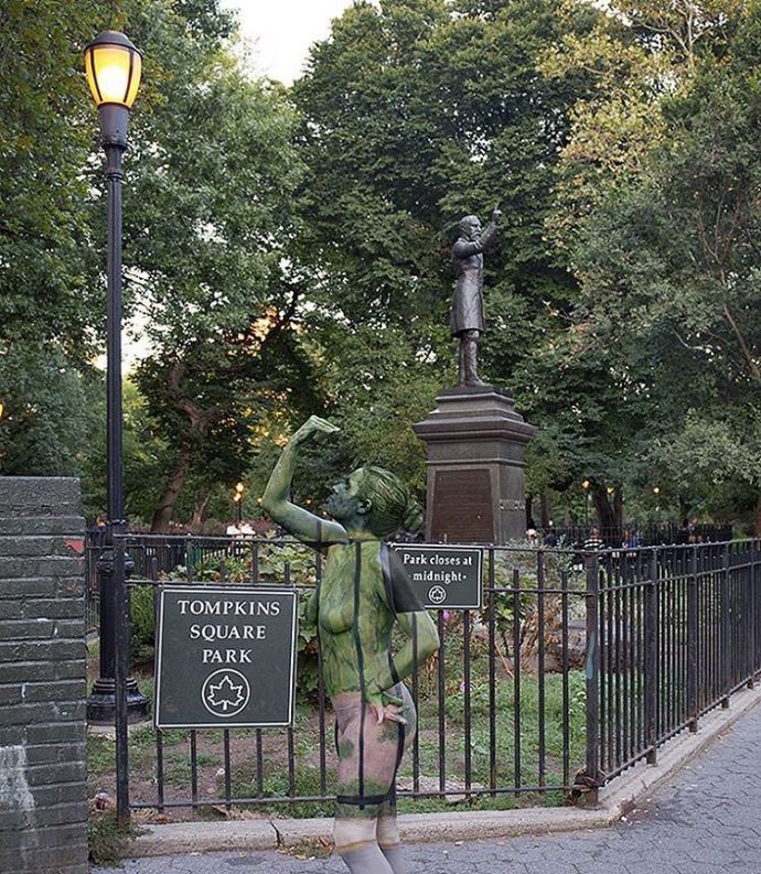 Обнаженные женщины, растворенные в окружении с помощью боди-арта