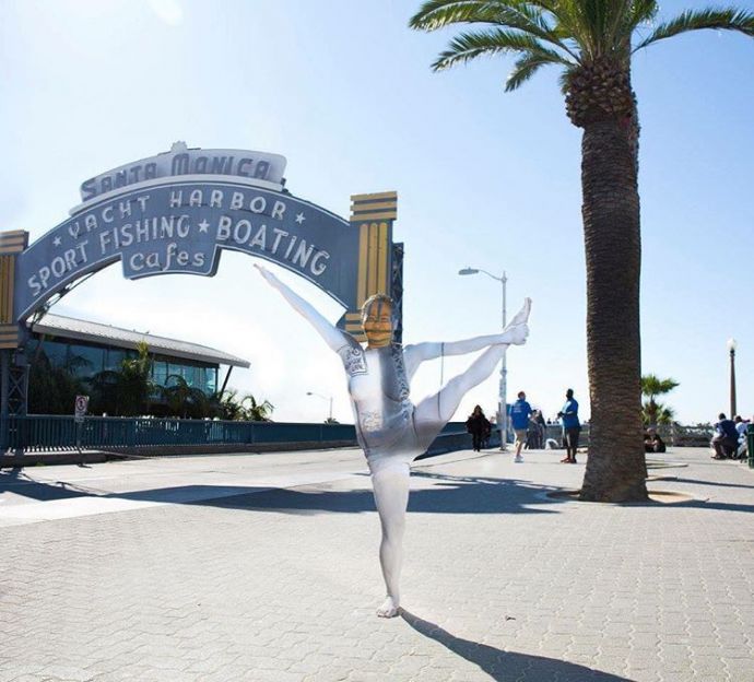 Обнаженные женщины, растворенные в окружении с помощью боди-арта