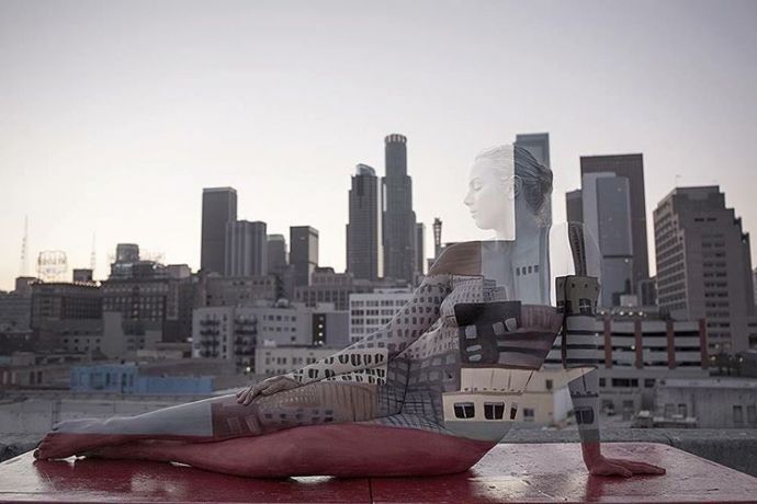 Обнаженные женщины, растворенные в окружении с помощью боди-арта