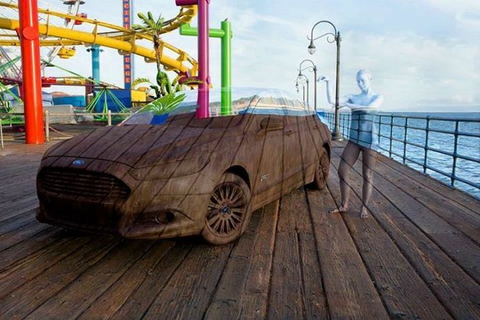 Обнаженные женщины, растворенные в окружении с помощью боди-арта