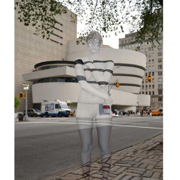 Обнаженные женщины, растворенные в окружении с помощью боди-арта