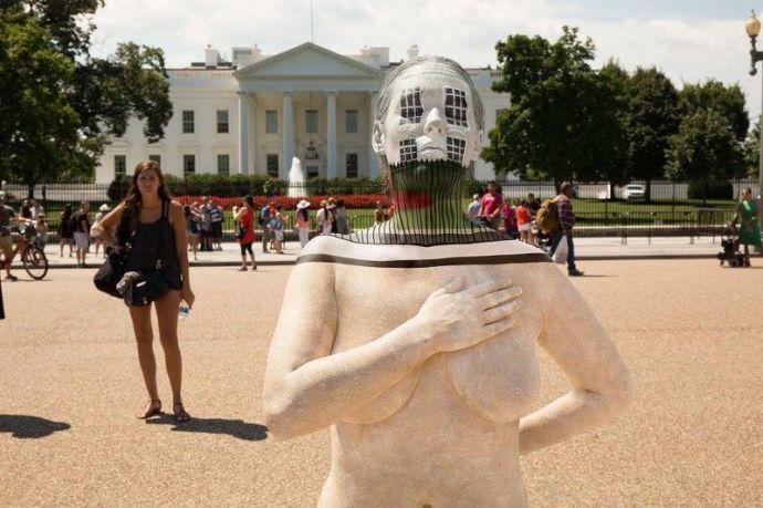 Обнаженные женщины, растворенные в окружении с помощью боди-арта