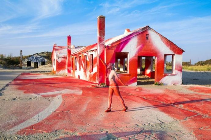 Обнаженные женщины, растворенные в окружении с помощью боди-арта