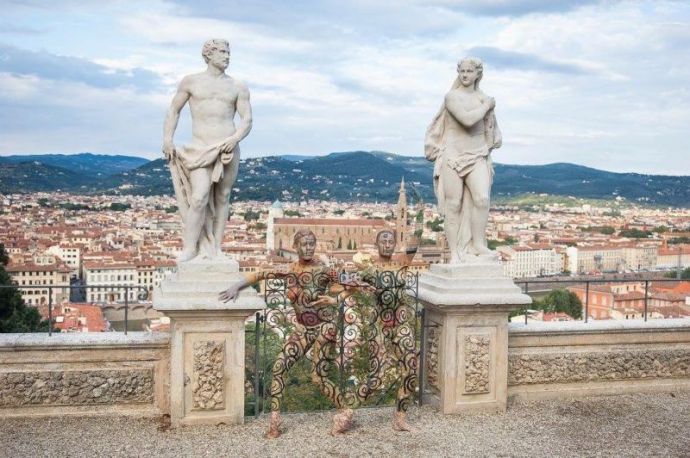 Обнаженные женщины, растворенные в окружении с помощью боди-арта