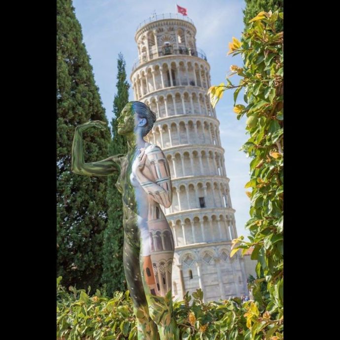 Обнаженные женщины, растворенные в окружении с помощью боди-арта