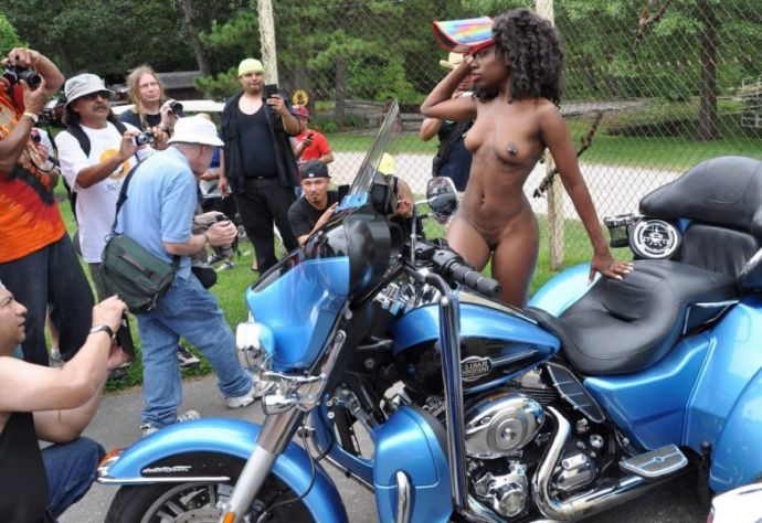 Голые люди в общественных местах