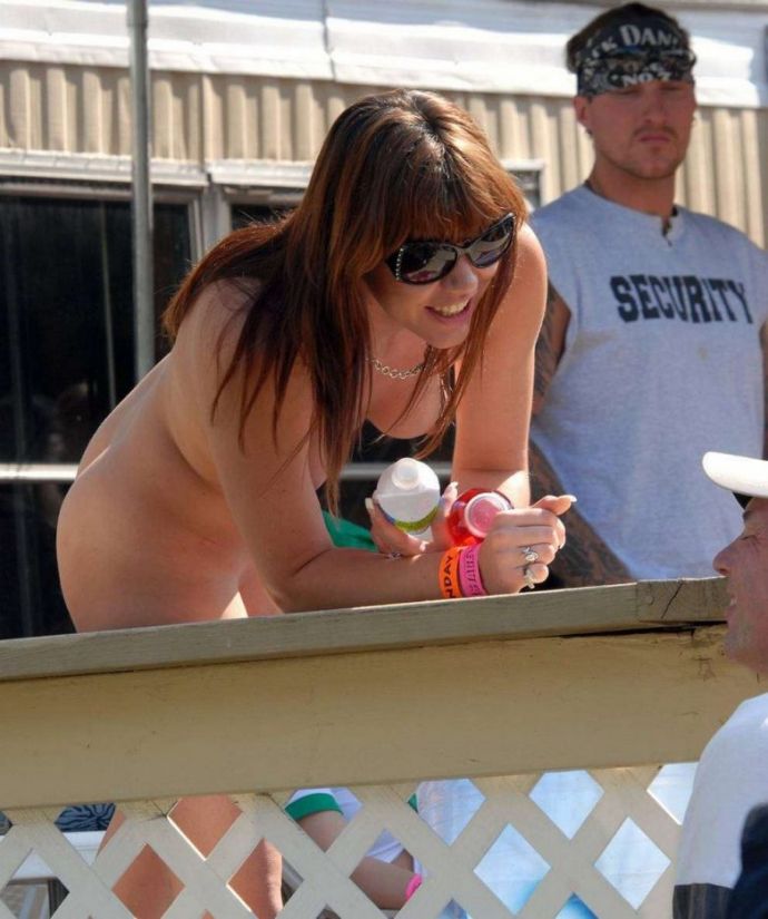 Голые люди в общественных местах