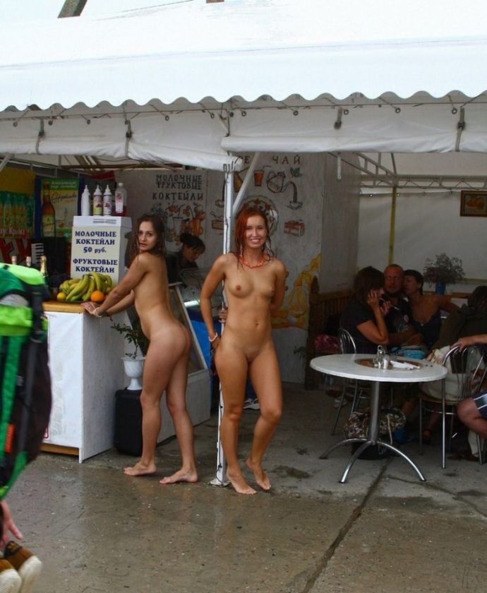 Голые люди в общественных местах