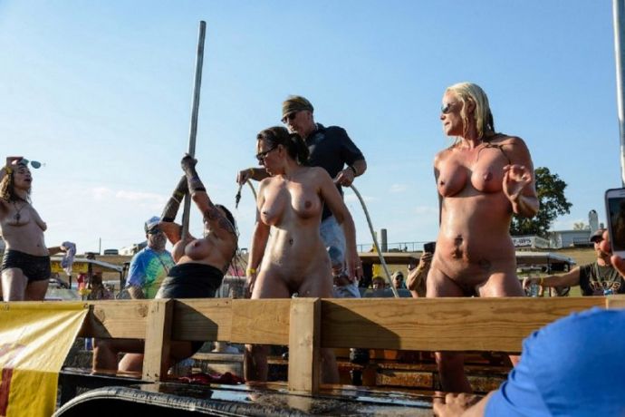 Голые люди в общественных местах